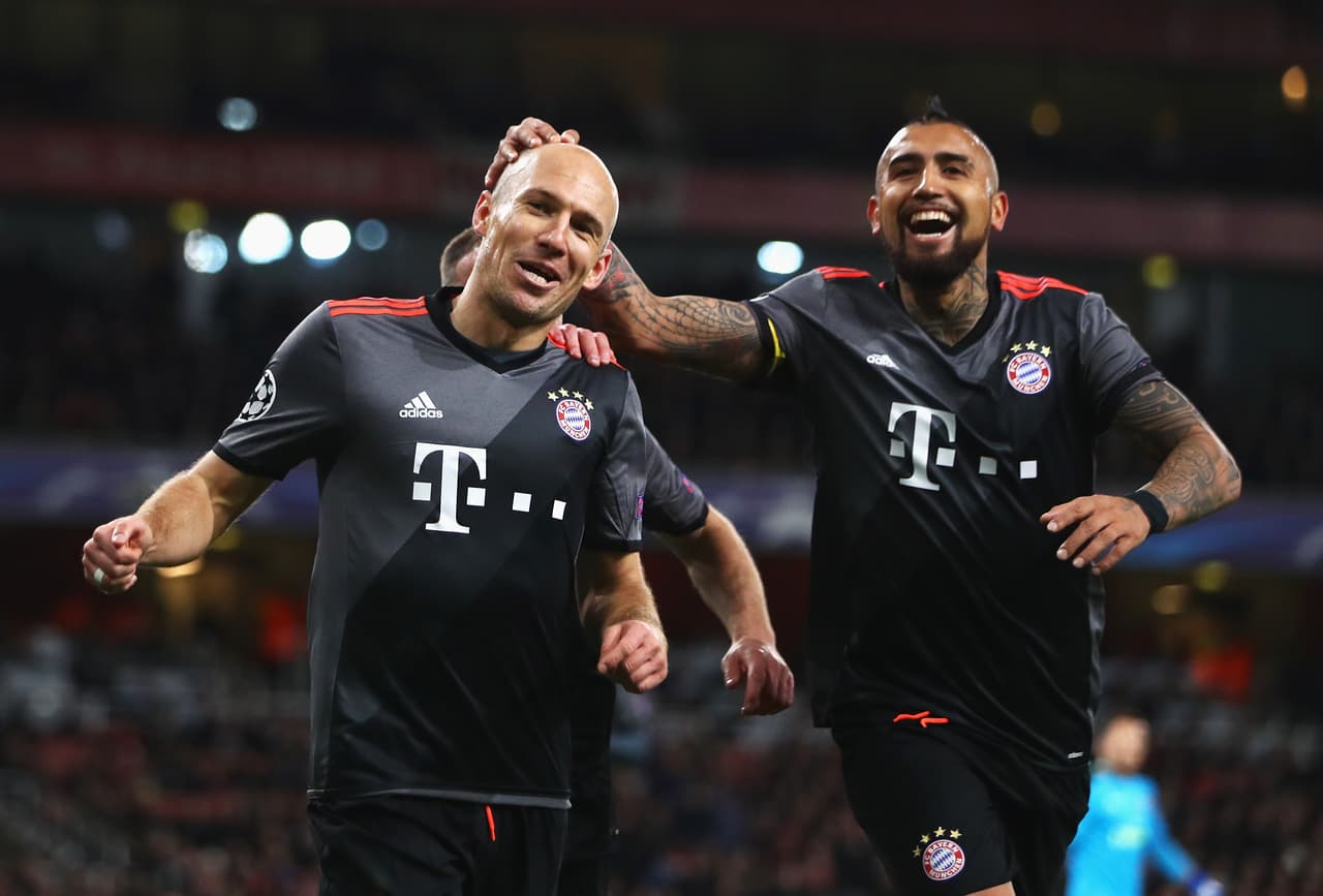 La media la completarían Arturo Vidal (quien ya muestra el mismo liderato que lo encumbró en la Juventus), Thiago Alcantara y Arjen Robben.