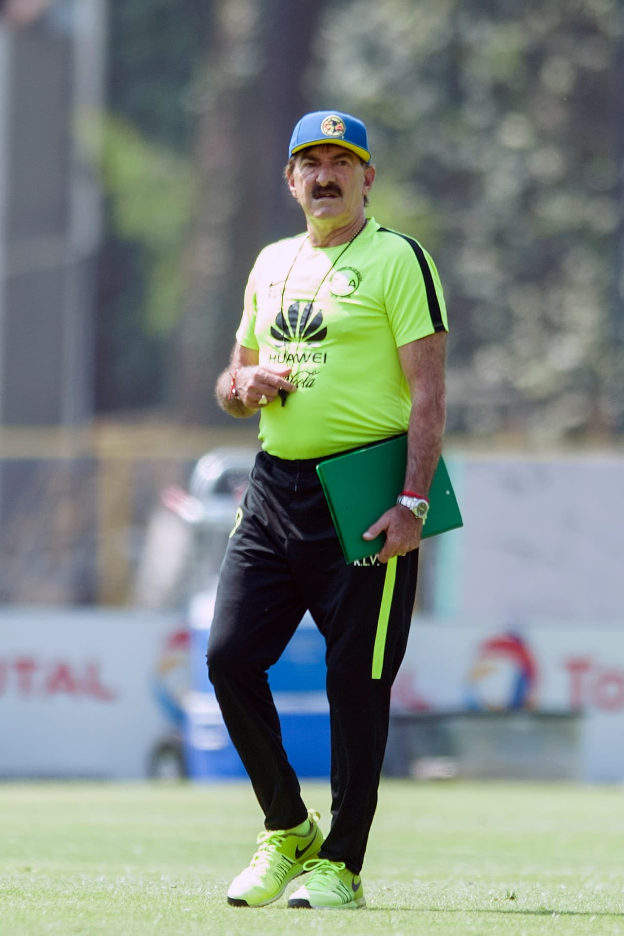 El tiempo que ha estado lejos del Tri podría complicar su regreso, igual su temperamento. Pero su estilo gusta y resulta atractivo por si hay algún cambio.