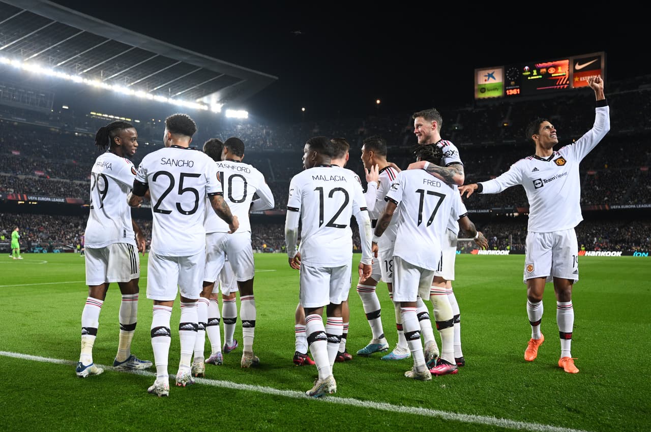 El Barcelona y el Manchester United empataron en la ida de los dieciseisavos de final de la Europa League; los goles culés fueron de Marcos Alonso y Rapinha y por los Devils marcaron Marcus Rashford y un autogol de Jules Koundé.