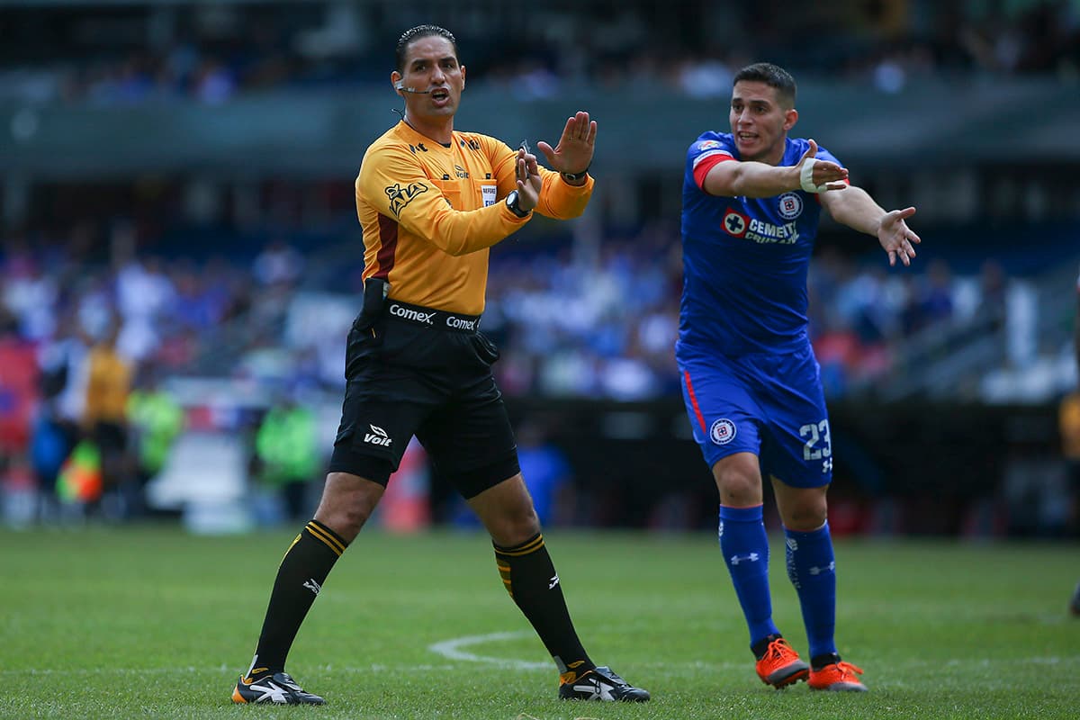 El juego fue de suma controversia por el mal desempeño del árbitro central Roberto Garcia Orozco y sus asistentes en varios pasajes del juego.