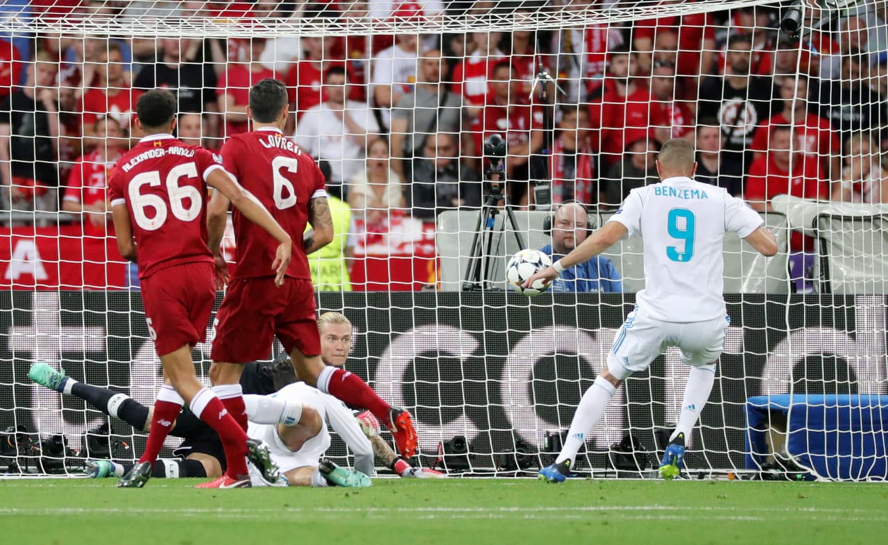 Kiev (Ukraine), 26/05/2018.- Real Madrid player Karim Benzema (R) scores against Liverpool goalkeeper Loris Karius but the goal was disallowed for offside during the UEFA Champions League final between Real Madrid and Liverpool FC at the NSC Olimpiyskiy stadium in Kiev, Ukraine, 26 May 2018. (Liga de Campeones, Ucrania) EFE/EPA/ARMANDO BABANI