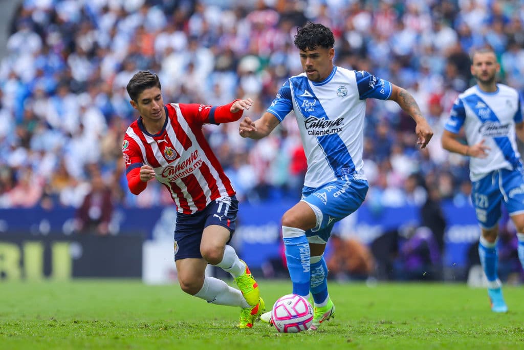 Tras el empate a un gol en el tiempo regular, Puebla se impuso a las Chivas desde los 12 pasos y chocarán con América. La Franja evitó el Clásico Nacional.