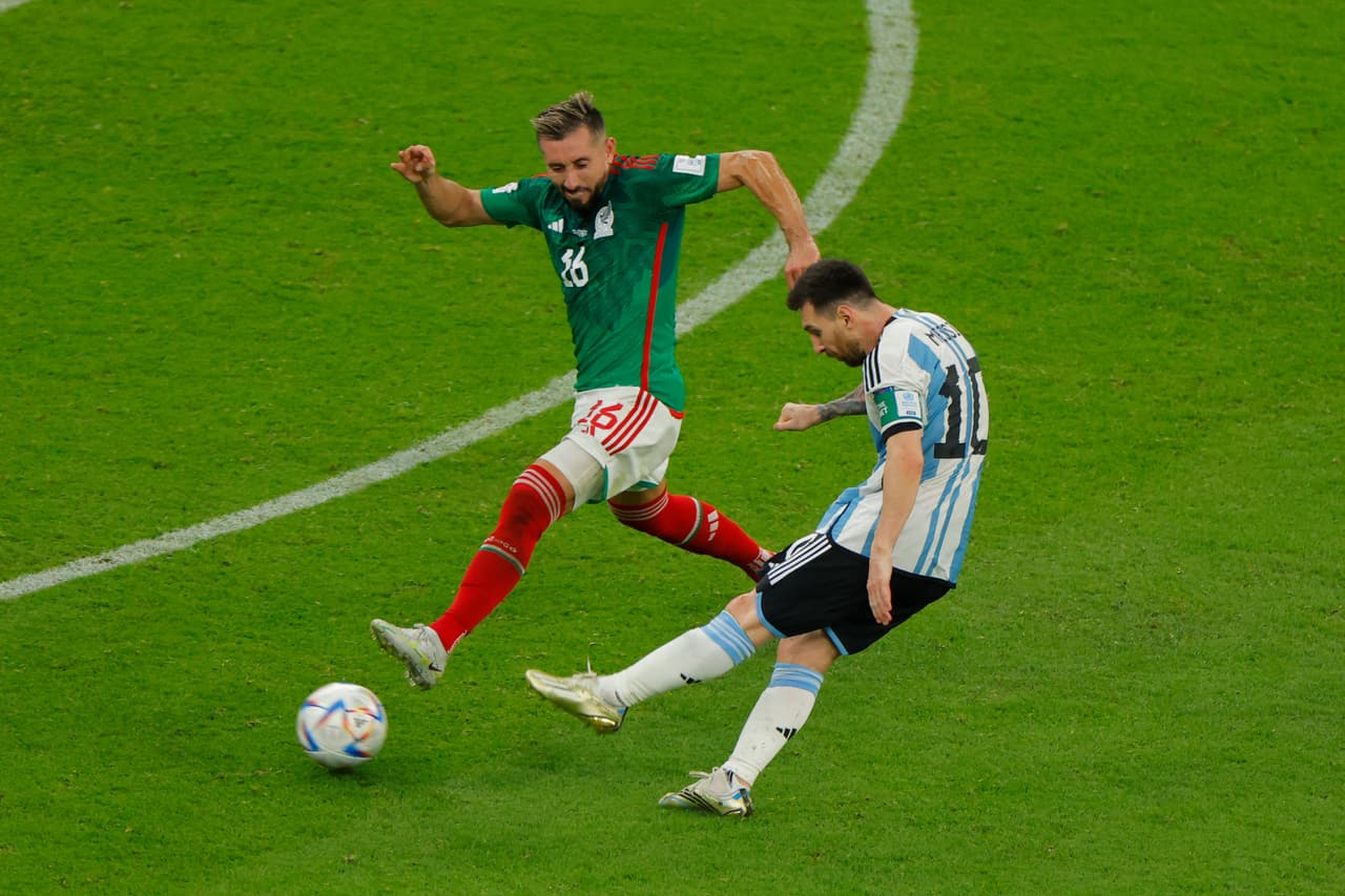 La Selección de Argentina sacó los tres puntos tres vencer a México por dos goles contra cero con las anotaciones de Messi y Fernández en el segundo tiempo con lo que se coloca en el segundo lugar del Grupo C y México cae al sótano.