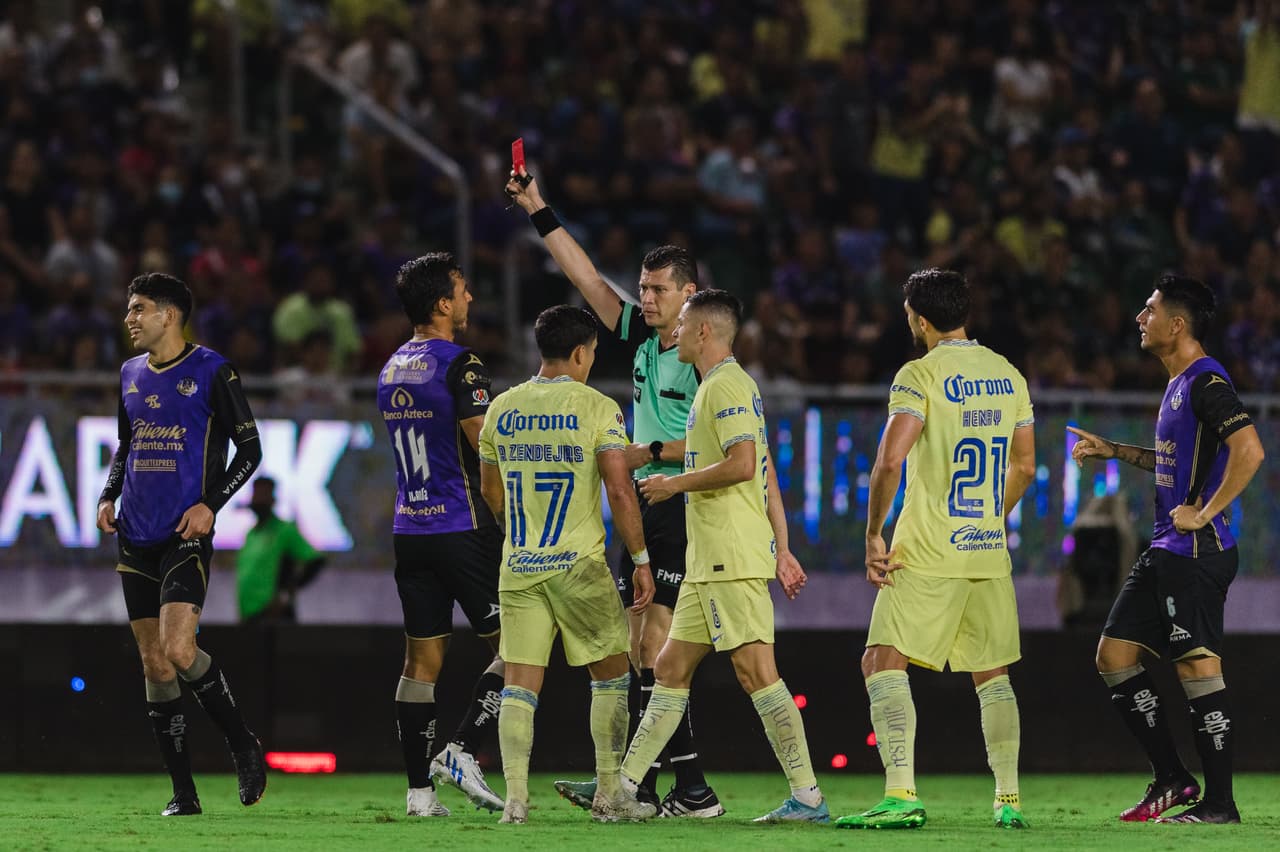 Vargas, que pudo haberse ido expulsado en la primera mitad, vio la roja hasta el 57'.