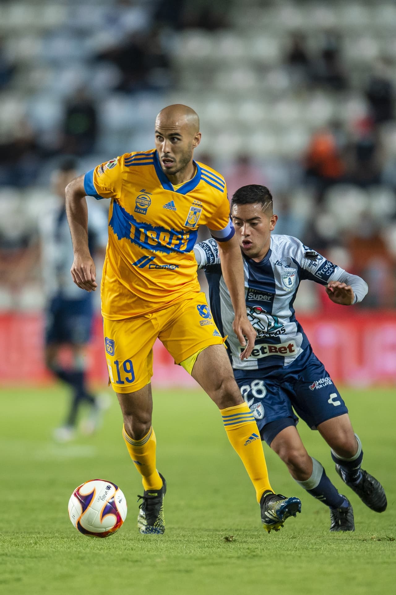 Roberto de la Rosa agarra adelantado a Nahuel y consigue el tanto que la da la victoria a 1-0 sobre los Tigres. Los felinos quedan fuera de del repechaje y Pachuca recupera posiciones y llega a la onceava plaza.