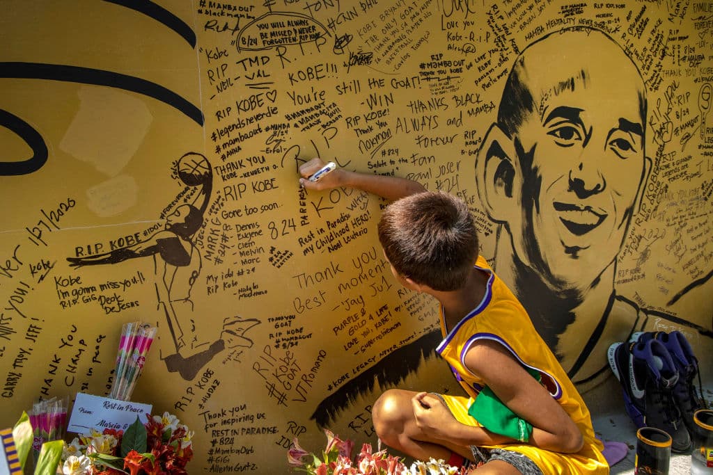 Artistas urbanos crearon una pintura gigante, en una cancha de básquetbol, con la figura de Kobe y su hija Gianna Bryant. Black Mamba era un ídolo en Filipinas.