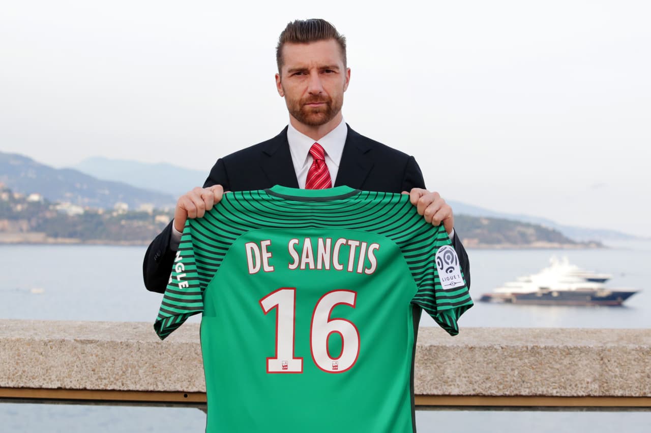 Ahora es arquero del A.S. Mónaco, con lo que es compañero de Falcao García y puede seguir en carrera tras 22 años como profesional.