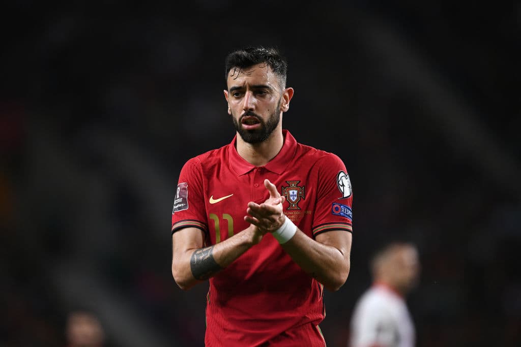 Dos goles de Bruno Fernandes, jugador del Manchester United al igual que Cristiano Ronaldo, sirvieron para que Portugal venciera 2-0 a Macedonia del Norte y sellara su clasificación al Mundial de Qatar 2022.
<br>