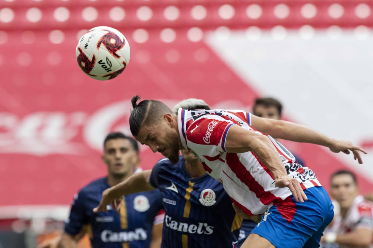 Remate de cabeza durante el partido entre Guadalajara vs Atletico San Luis.