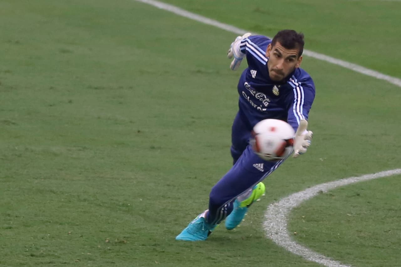 El arquero Nahuel Guzmán, que milita en Tigres, sería suplente de Sergio Romero. Pablo Zabaleta, Nicolás Otamendi, Ramiro Funes Mori, Marcos Rojo; Paulo Dybala, Matías Kranevitter, Javier Mascherano, Ángel Di María; Sergio Agüero y Gonzalo Higuaín completarían el equipo titular.