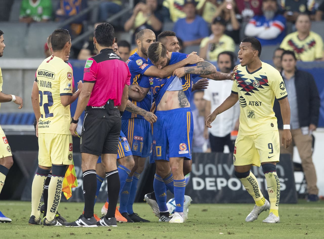 Como era de esperarse, los ánimos se caldearon. Gignac enseñándole al árbitro la marca de una patada que recibió en el abdomen.