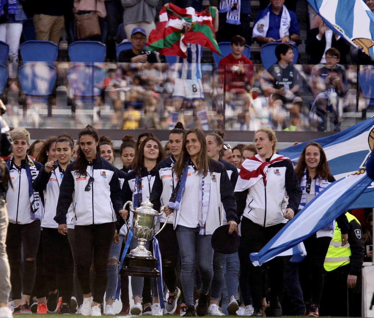 En la previa del partido, las integrantes del equipo de la Real Sociedad femenina se presentaron en el estadio de Anoeta portando la Copa de la Reina ganada frente al Atlético de Madrid.