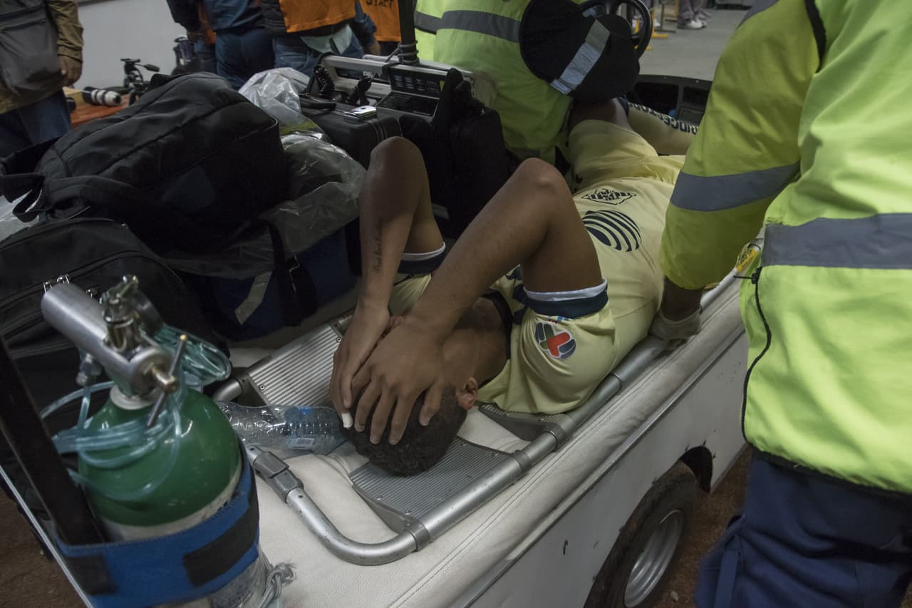 Entre lágrimas, así abandonó el jugador azulcrema el estadio Azteca con rumbo al hospital para su evaluación y posteriormente fue intervenido quirúrgicamente.