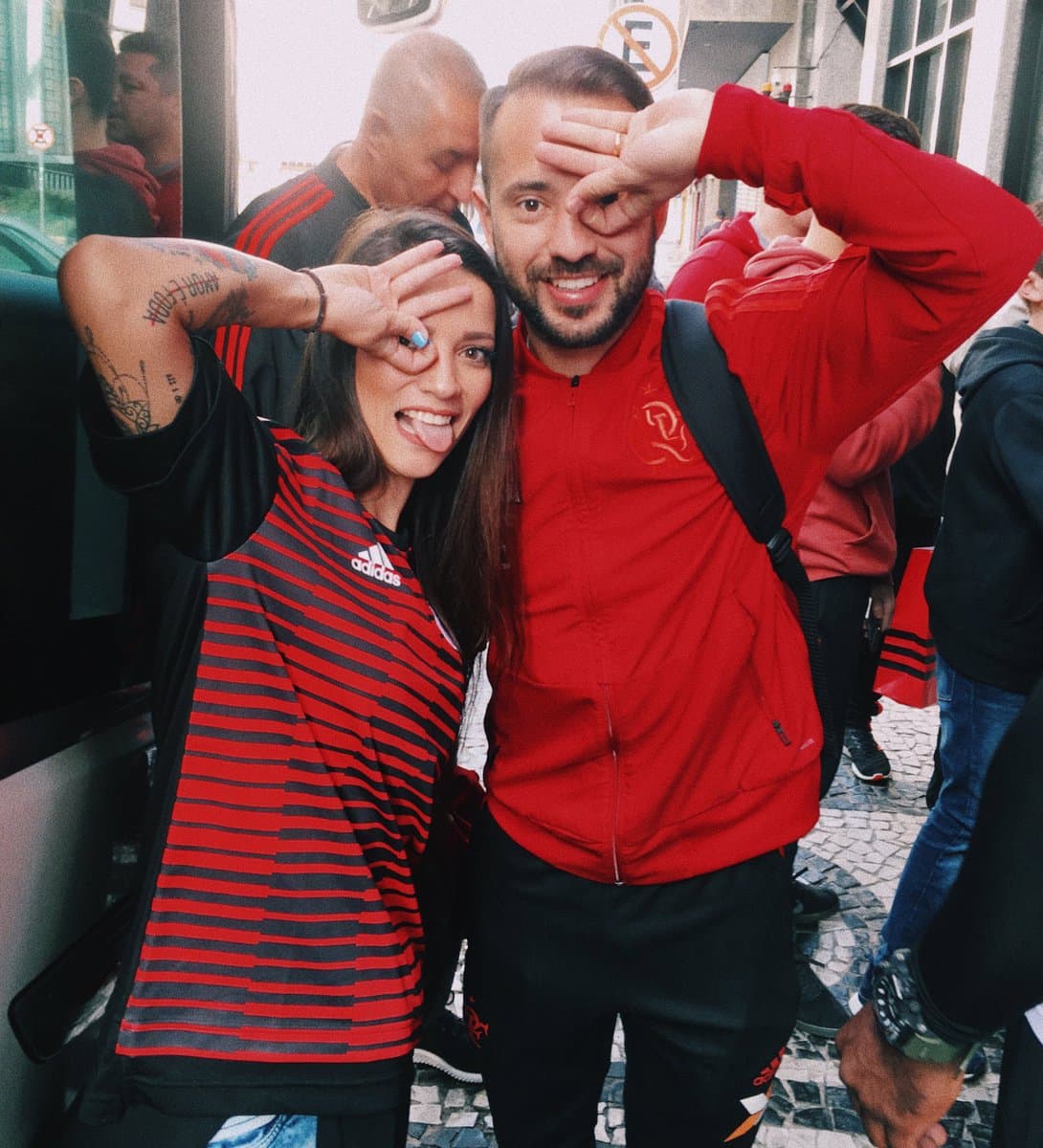 El jugador del Flamengo, Everton Ribeiro (derecha) hizo el reto con la compañía de una fanática del club más popular de Brasil.