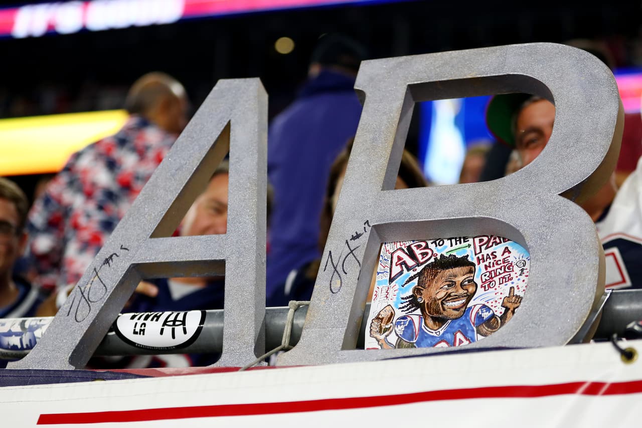 La afición de New England se mostraba entusiasmada por la llegada del receptor.