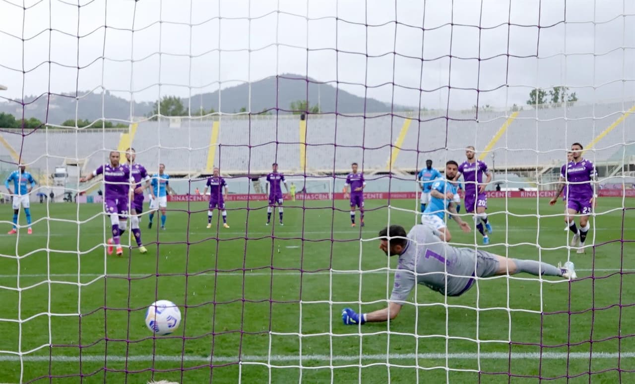 Napoli se impone a la Fiorentina en su visita con un marcador de 2-0, durante la Jornada 37 en la Serie A. Las anotaciones fueron por parte de Lorenzo Insigne al minuto 56 y el segundo tanto fue un autogol de Lorenzo Venutti durante la segunda mitad del encuentro. Hirving Lozano ingresó al campo al minuto 80.