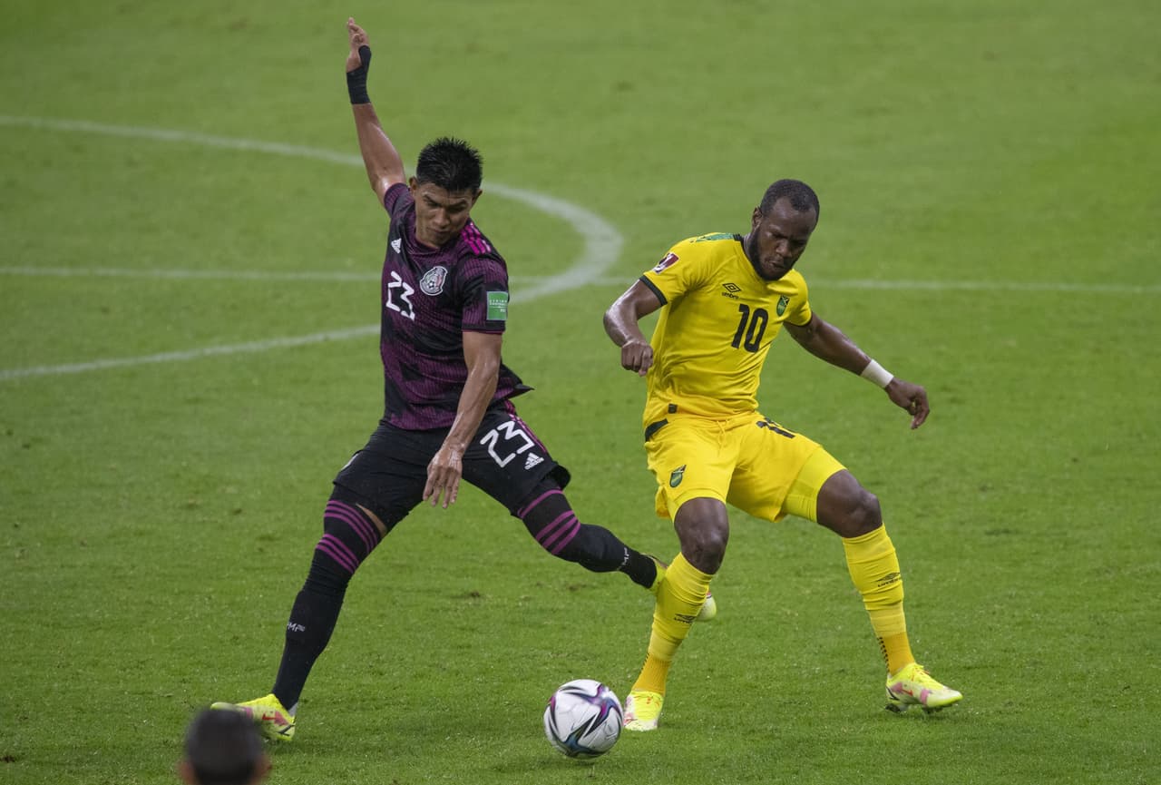 Las anotaciones de Alexis Vega y de Henry Martin hacen que México arranque el hexagonal con el pie derecho al vencer 2-1 a Jamaica.