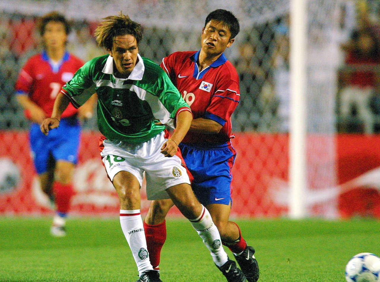 Dos años después México se daría cita en Corea del Sur y Japón para defender su título, durante este tiempo el Tri vio cambios en la dirección técnica con la llegada de Enrique Meza.