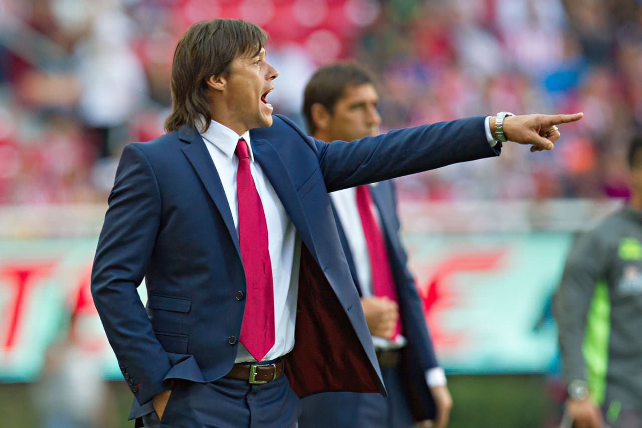 El “Pelado” no ha logrado hacer que Chivas consiga un triunfo en lo que va del torneo, comenzó con 3 empates que bien pudieron acabar en algo más. Pero en las más recientes salidas el equipo ha sumado 2 derrotas y 1 empate.