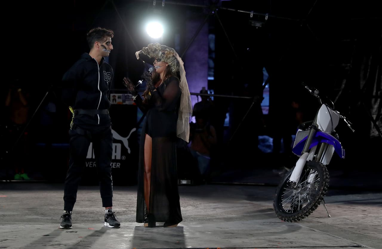 Los pilotos fueron el centro de atención en medio del espectáculo, en el que predominaron los trajes que conmemoran la muerte.