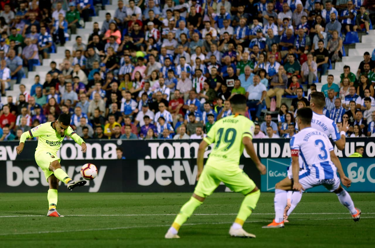 Al minuto 12 del primer tiempo, el brasileño Phillipe Coutinho puso de tiro libre el gol de visitante 0-1 para Barcelona.