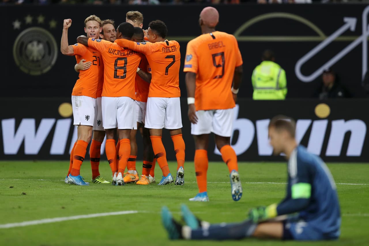 Alemania vencía 1-0 tras un gran primer tiempo pero Holanda mejoró con los cambios de Koeman y remontó en la segunda parte. Frenkie de Jong, Donyell Malen, Georginio Wijnaldum y un autogol de Jonathan Tah permitieron la remontada frente a los germanos que se adelantaron con gol de Gnabry y recortaron distancias gracias al penal bien ejecutado por Toni Kroos.