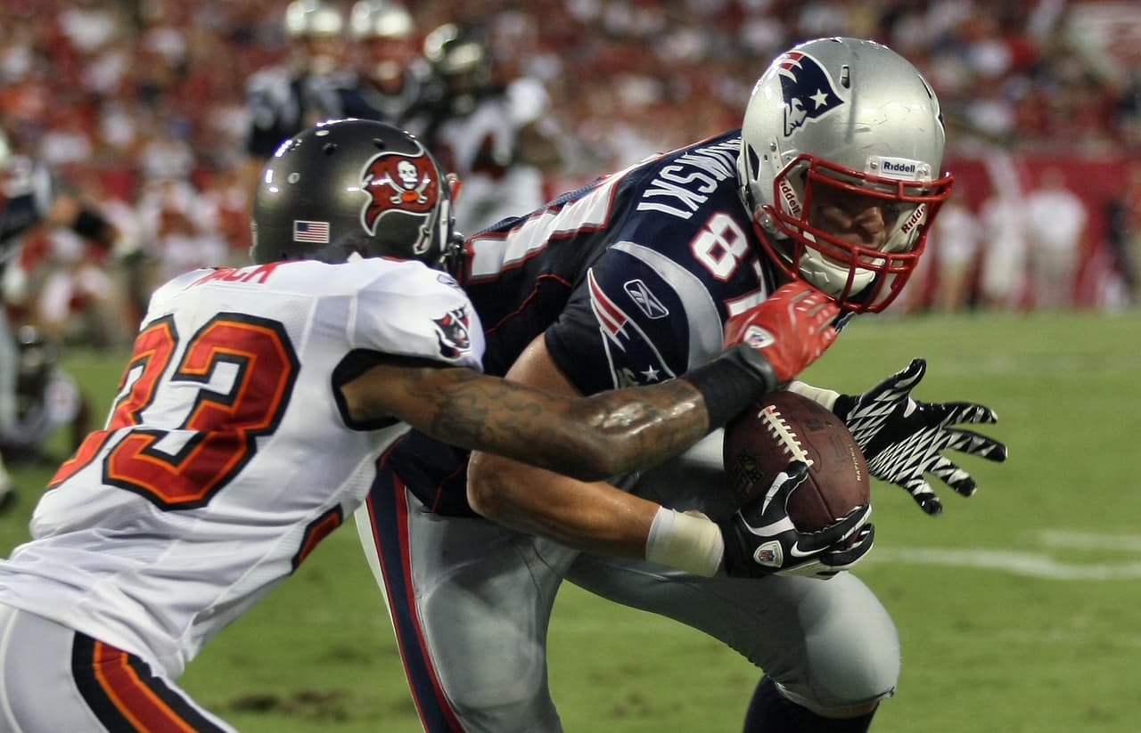<b>De Patriot a Buccaneer</b>
<br>Rob Gronkowski (87) jugando con los Patriots en un partido ante Tampa Bay Buccaneers y ahora jugará en ese equipo para la temporada 2020.
