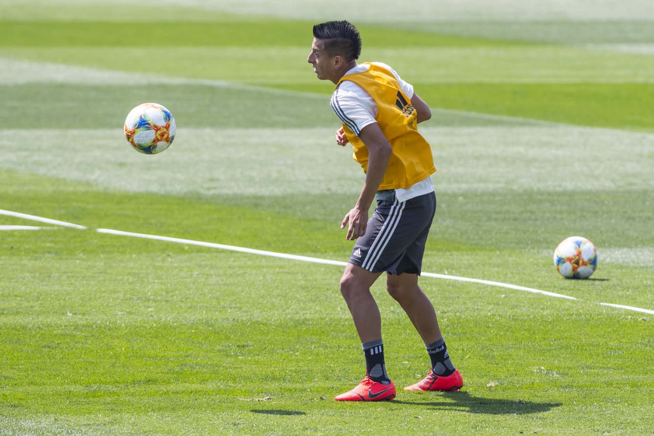 El argentino Gerardo Martino, técnico de la
<b>Selección Mexicana</b>, realiza ajustes con los
<a href="https://www.univision.com/deportes/futbol/mexico/los-rostros-de-gerardo-tata-martino-en-la-rueda-de-prensa-de-cara-a-la-copa-oro-fotos" target="_blank">jugadores de su convocatoria</a> para la
<b>Copa Oro</b>, su primer reto en un torneo oficial con el 'Tri'.