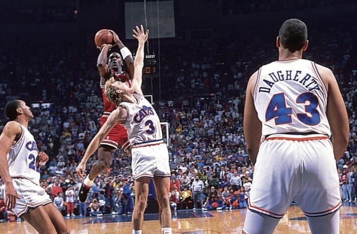 Uno de los mejores momentos de Jordan fue el tiro sobre Craig Ehlo. Michael se elevó y tiró, a pesar de tener la mano de Ehlo en su cara, y sin poder ver lo logra y manda a los Bulls a la semifinal de Conferencia a sus 25 años.