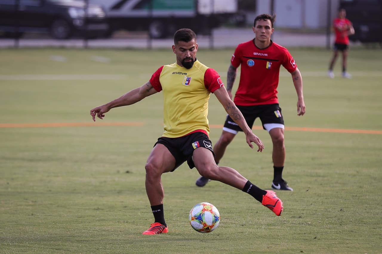 La Selección de Venezuela cerró su preparación de cara al duelo que sostendrá este miércoles en Mercedes-Benz Stadium en Atlanta ante México, en choque que le sirve de preparación a ambas selecciones para la Copa América y Copa Oro respectivamente. La 'Vinotinto' acude a este cotejo con sus grandes figuras como Salomón Rondón, Josef Martínez, Roberto Rosales y Tomás Rincón, bajo la guía del técnico Rafael Dudamel.