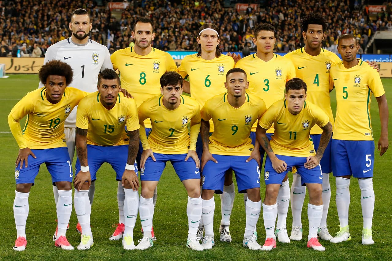 La Brasil de Tite formó con: Weverton; Fagner, Thiago Silva, Gil, Filipe Luis; Fernandinho; Paulinho, Augusto; Coutinho, Gabriel Jesús, Willian.