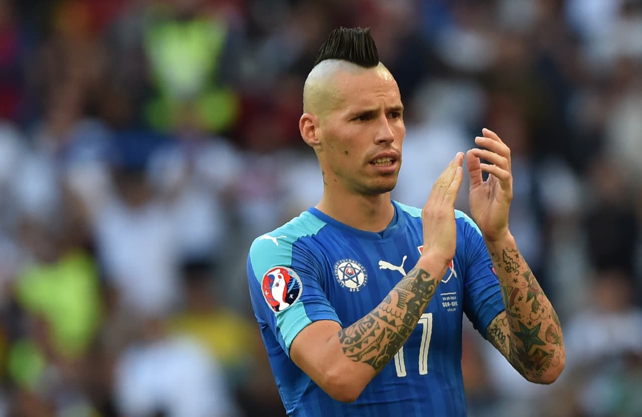 El eslovaco Marek Hamsik reconoce que los tatuajes son "como una droga" para él y que, si bien el primero se lo hizo en Bratislava, siguió con este hobby al conocer al tatuador de Fabio Cannavaro. Sin ser punk, es parte de su estilo de vida.