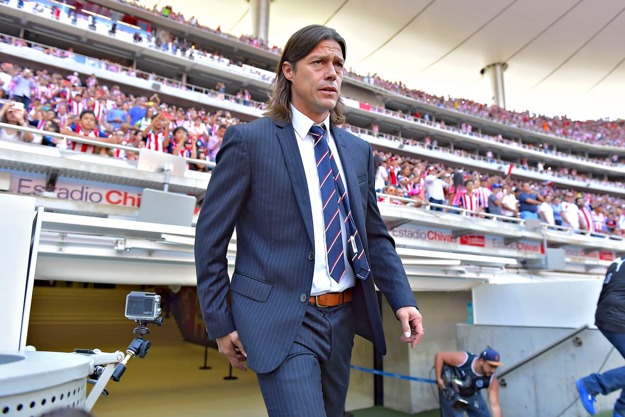 "Vamos a necesitar el apoyo de la gente para que este gigante que es Chivas, vuelva", decía el 'Pelado' al llegar al 'Rebaño'. Desde Argentina, Diego Borinsky, autor de su biografía, lo describe como "un entrenador que maneja muy bien la parte mental de los futbolistas. Se pone a su nivel, los hace creer que él es uno más del plantel".