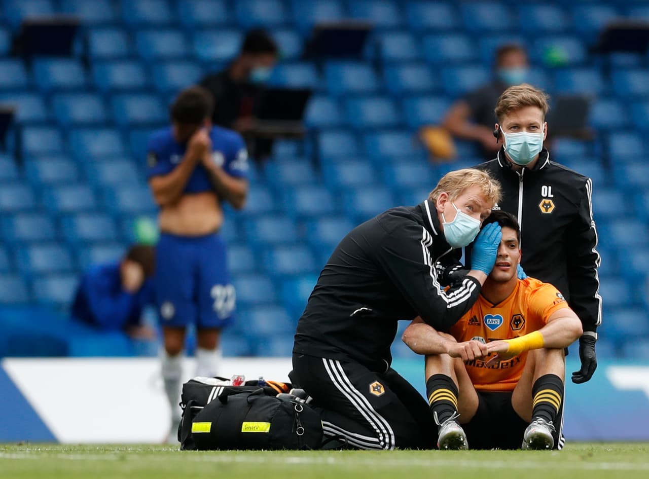 Regresando de la pausa de hidratación, Raúl Jiménez tuvo un fuerte choque con un rival. Lo atendieron en la cancha y el mexicano continuó en el juego.