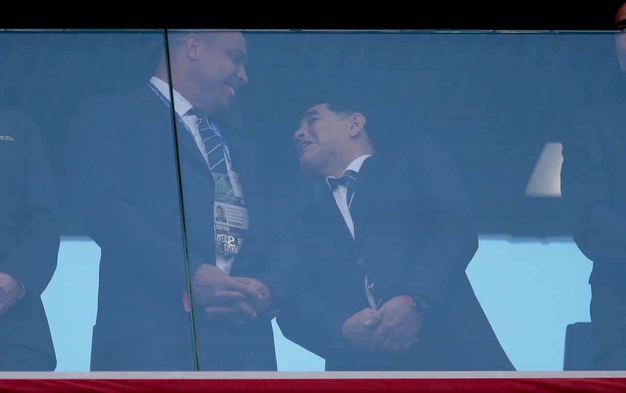 El saludo entre Ronaldo y Maradona reunió a dos talentosos del fútbol, que no se alcanzaron a enfrentar.