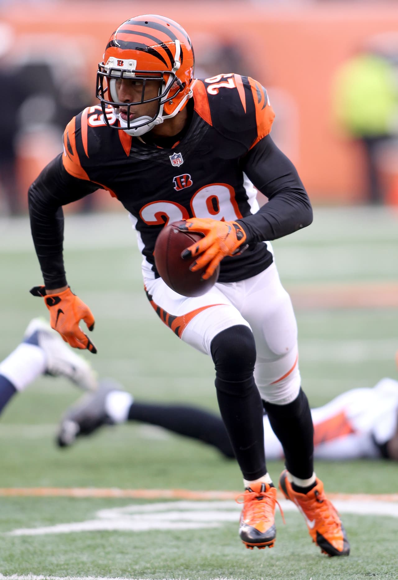 Jugador Defensivo de la Semana 12 AFC: CB LEON HALL, CINCINNATI BENGALS