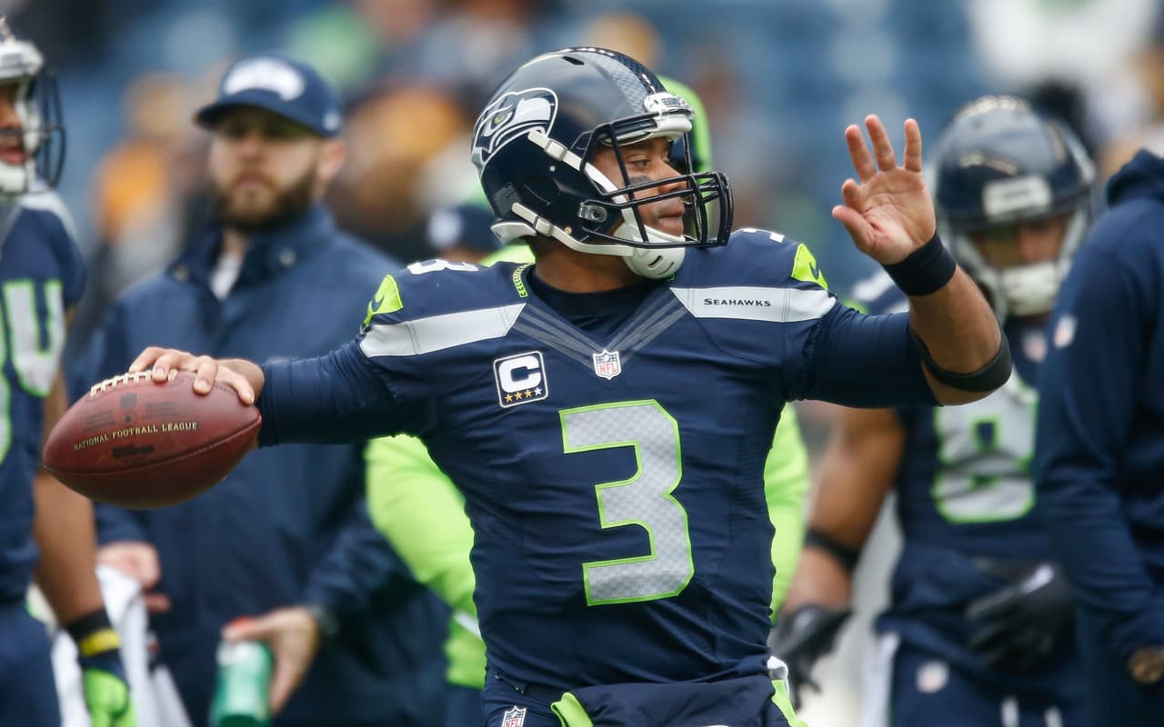 Wilson empató el record individual de la franquicia con cinco pases de TD en un solo juego, para que los Seahawks ganaran 39-30 a los Steelers.