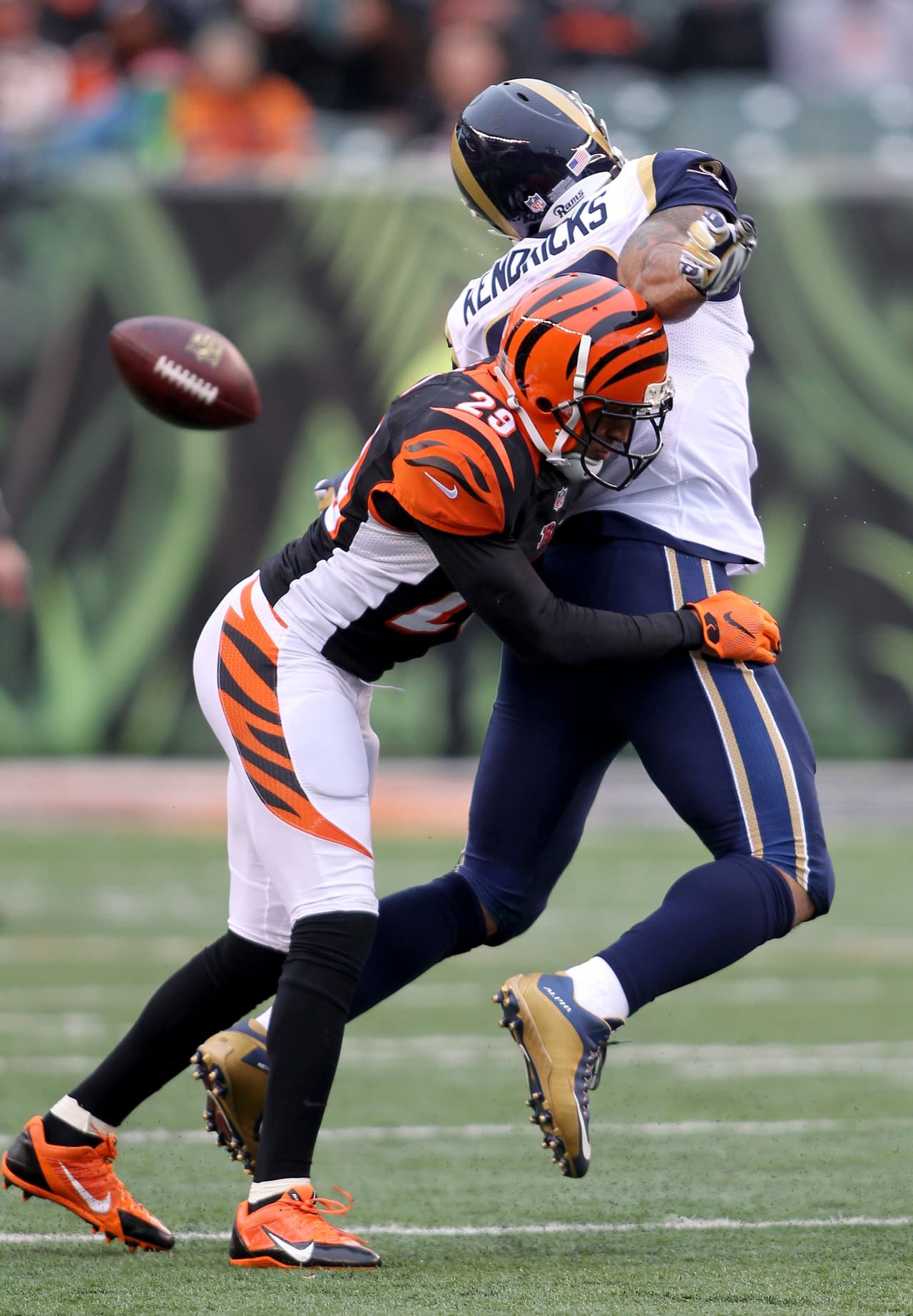 Hall logró seis tackleadas, defendió dos pases e interceptó uno que regresó para touchdown en el juego que los Bengals derrotaron 31-7 a los Rams.
