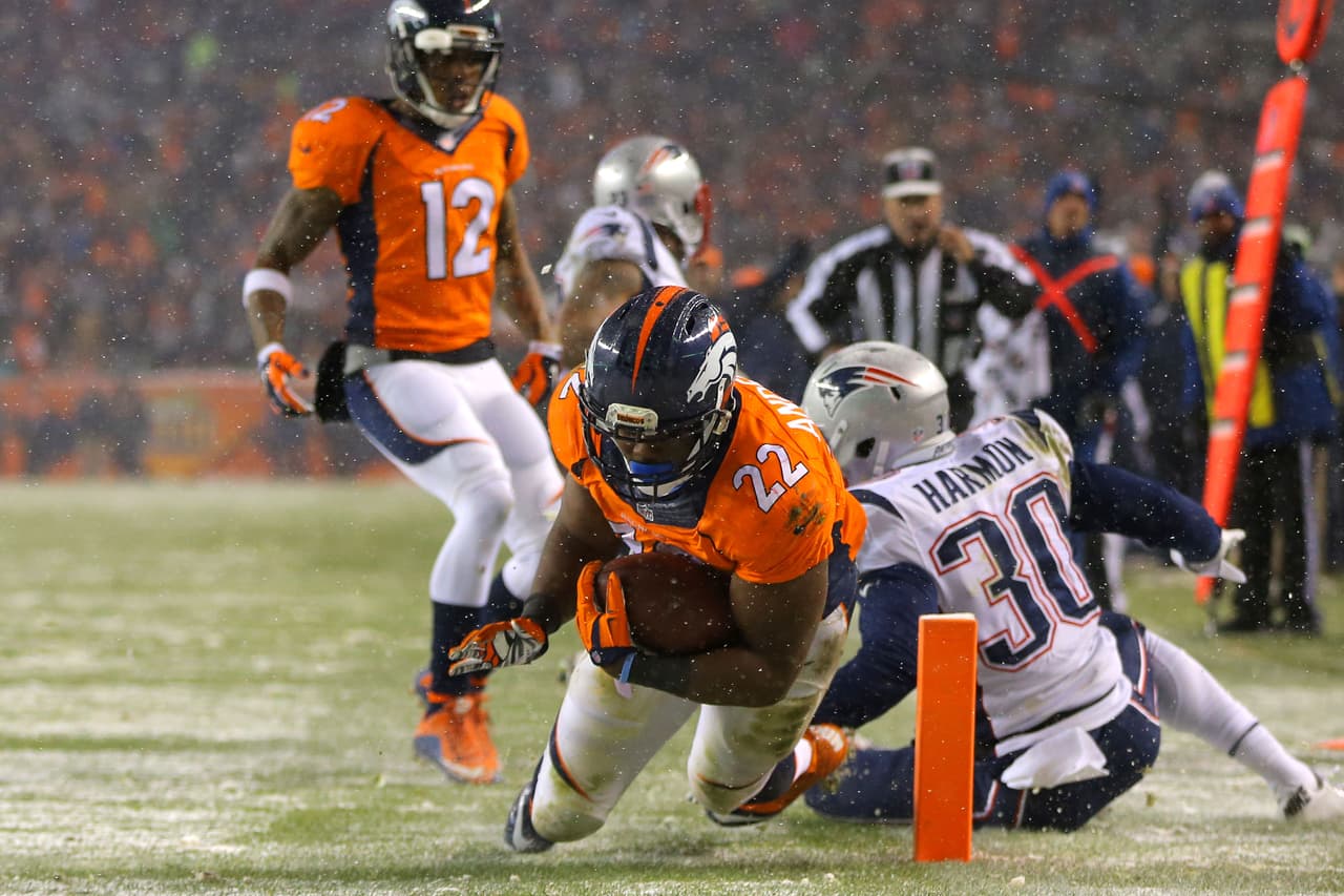 Anderson corrió para 113 yardas en 15 acarreos, incluyendo el touchdown ganador de 48 yardas en tiempo extra, en el juego que los Broncos se llevaron para quitarle el invicto a los Patriots 30-24.