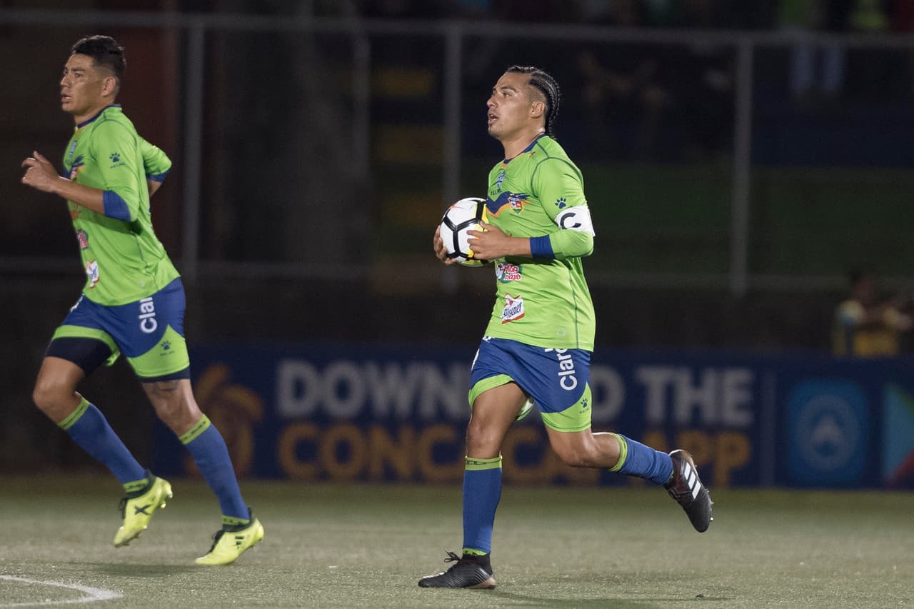 Santa Tecla se fue vencedor 2-1 contra Seattle Sounders, que tendrá que ganar en el partido de vuelta de los octavos de final en territorio norteamericano para soñar con el pase a cuartos.