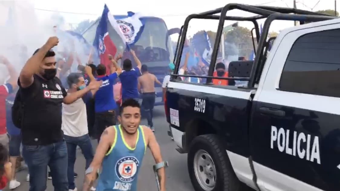 Cruz Azul llega a Torreón para disputar la final de ida del futbol mexicano y sus aficionados salen de sus casas para darles una cálida bienvenida.