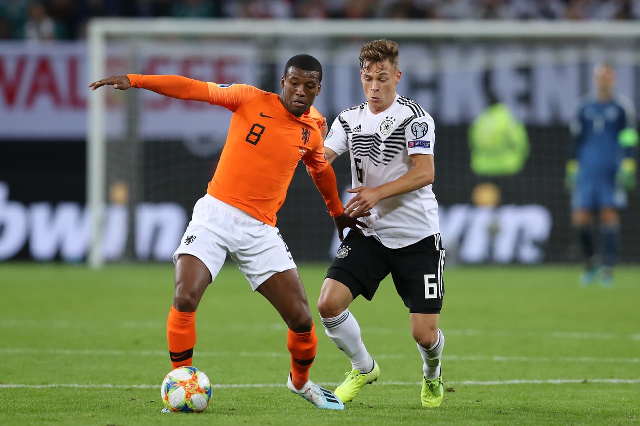 Alemania vencía 1-0 tras un gran primer tiempo pero Holanda mejoró con los cambios de Koeman y remontó en la segunda parte. Frenkie de Jong, Donyell Malen, Georginio Wijnaldum y un autogol de Jonathan Tah permitieron la remontada frente a los germanos que se adelantaron con gol de Gnabry y recortaron distancias gracias al penal bien ejecutado por Toni Kroos.