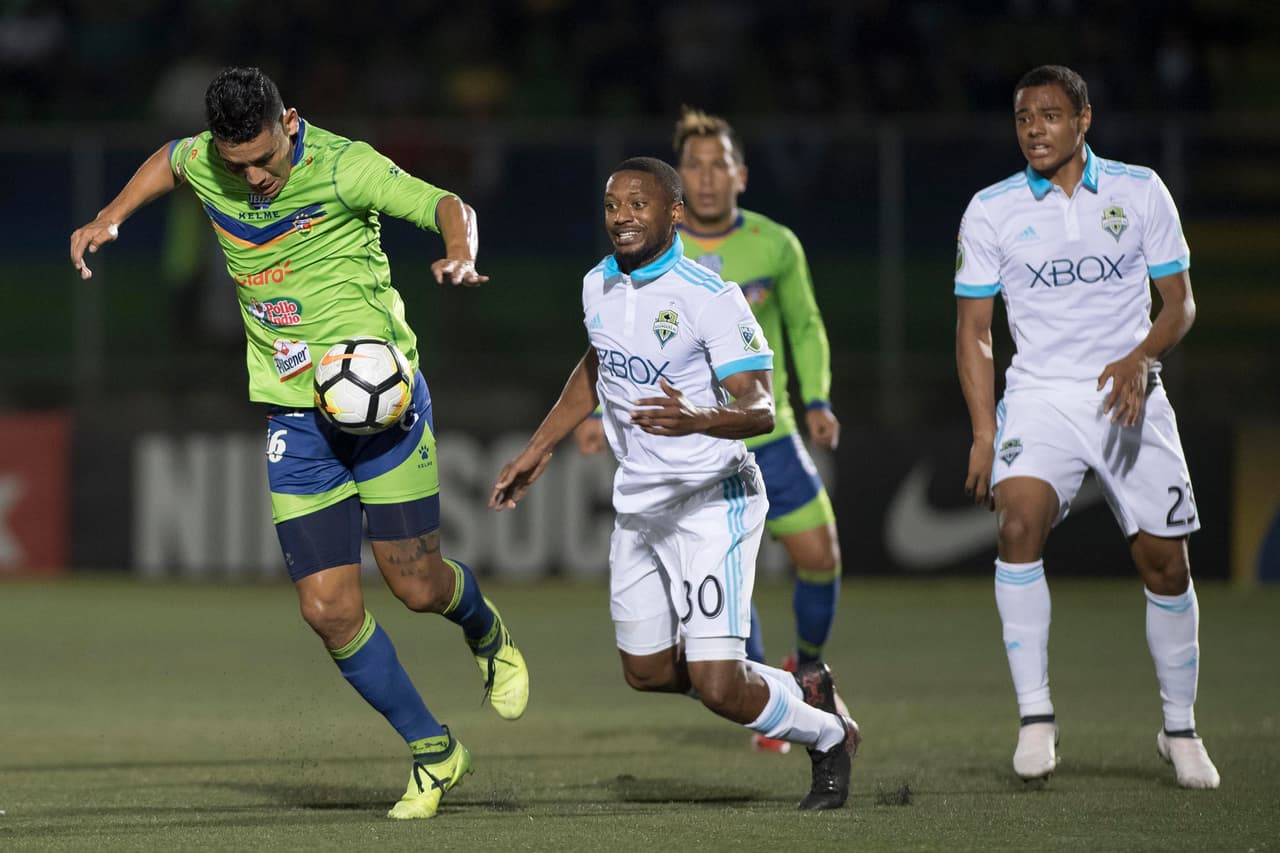 Los locales salieron con la iniciativa y se mostraron con entusiasmo por la opción de irse arriba primero frente a su gente.