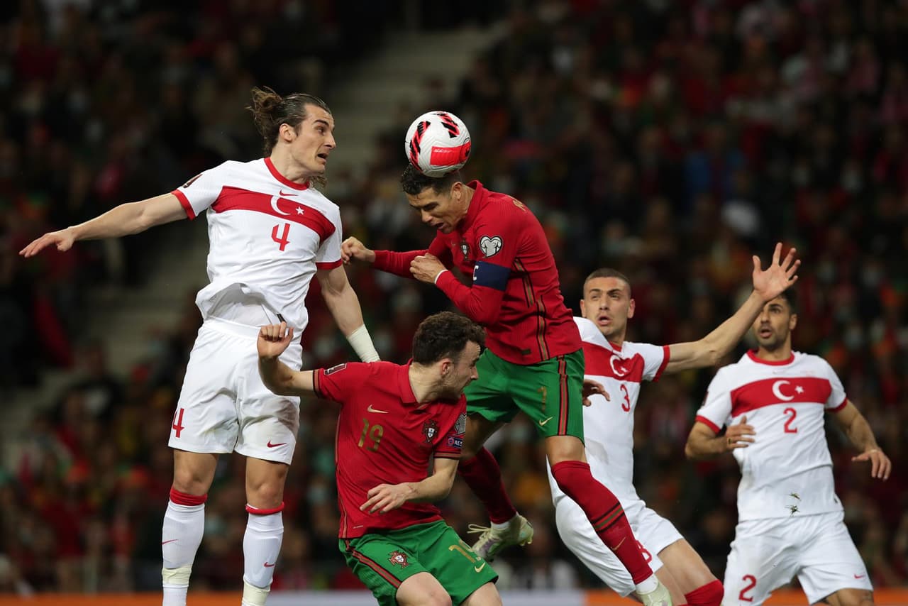 Portugal sigue con vida para clasificar al Mundial Qatar 2022 al vencer en casa 3-1 a Turquía, que falló un penal en los últimos minutos que era el empate en el Repechaje UEFA.