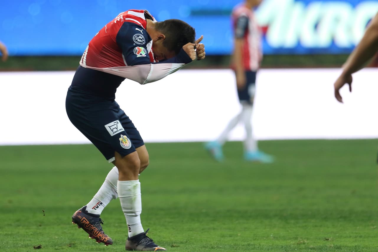 Roberto Alvarado tuvo en sus pies el disparo del empate en tiempo de compensación. Chivas no pudo encontrar el gol y tendrá que dejarse el alma en el Jalisco.