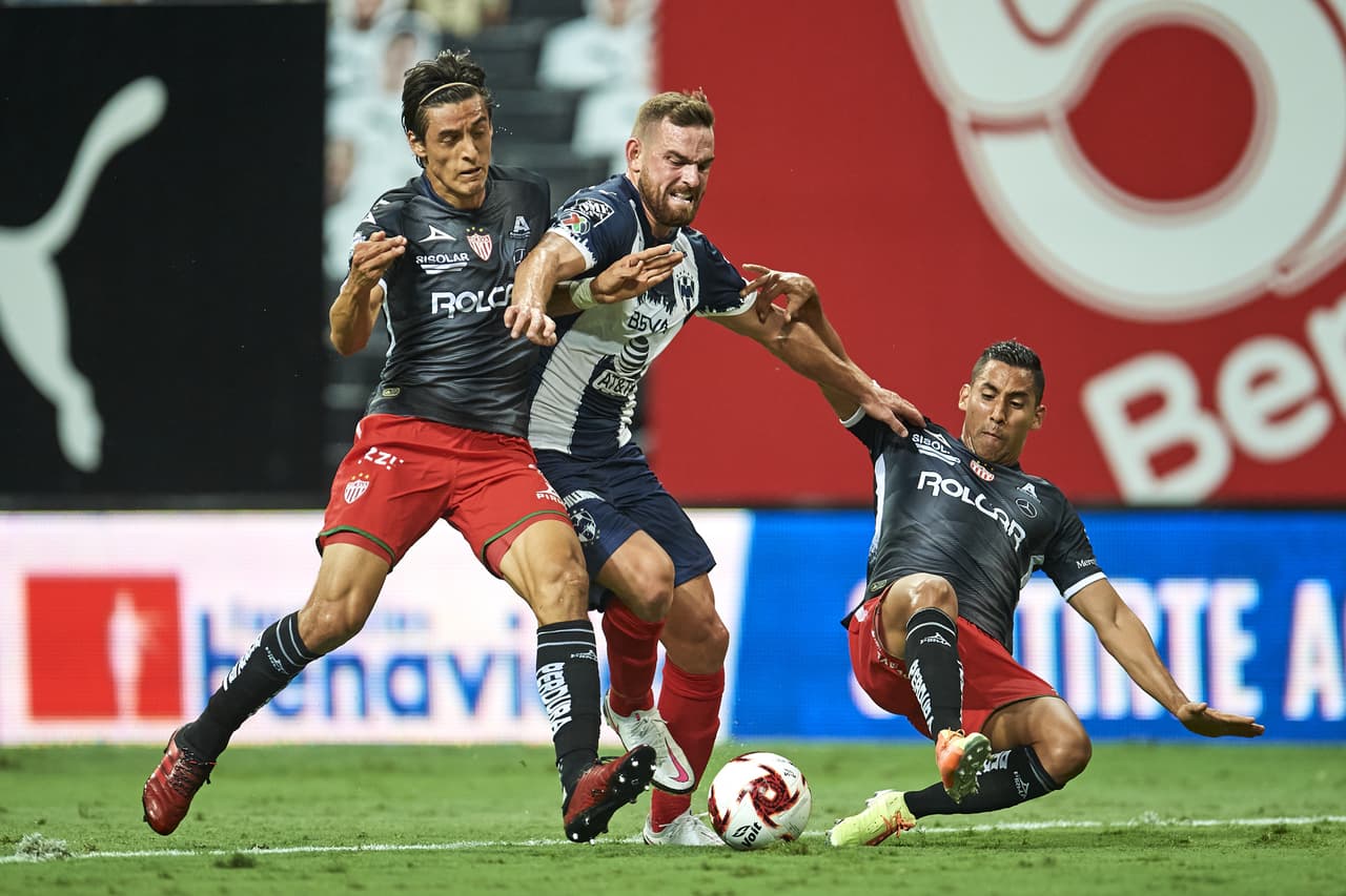 Defendiendo el esférico, Monterrey vs Necaxa.