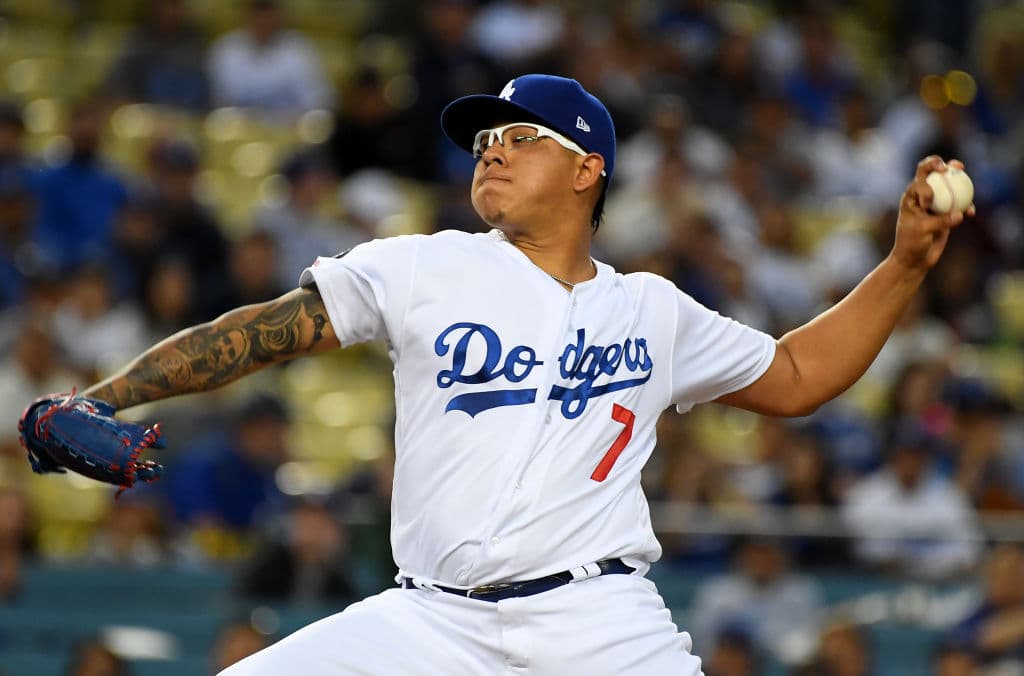 El mexicano Julio Urías tuvo la responsabilidad de abrir el partido por Los Angeles Dodgers. El de Sinaloa se mantuvo en la lomita por 5.0 innings, en los que apenas permitió tres imparables, no dio bases por bolas y ponchó a siete. Desgraciadamente se fue sin decisión, dejó el partido ganando 2-0 Dodgers.