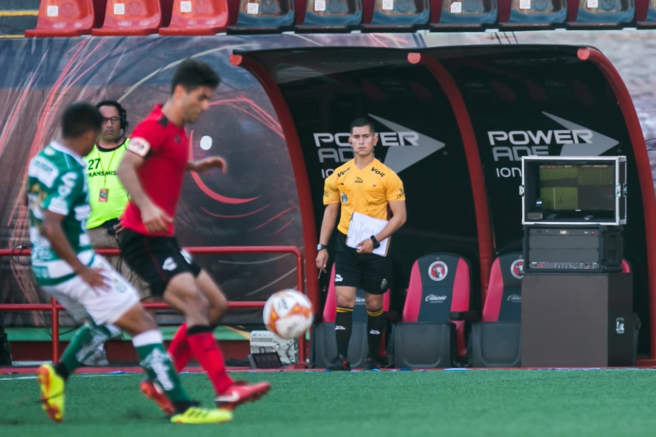 La herramienta del VAR funciona con un apoyo de parte de algunos árbitros desde el exterior del terreno.