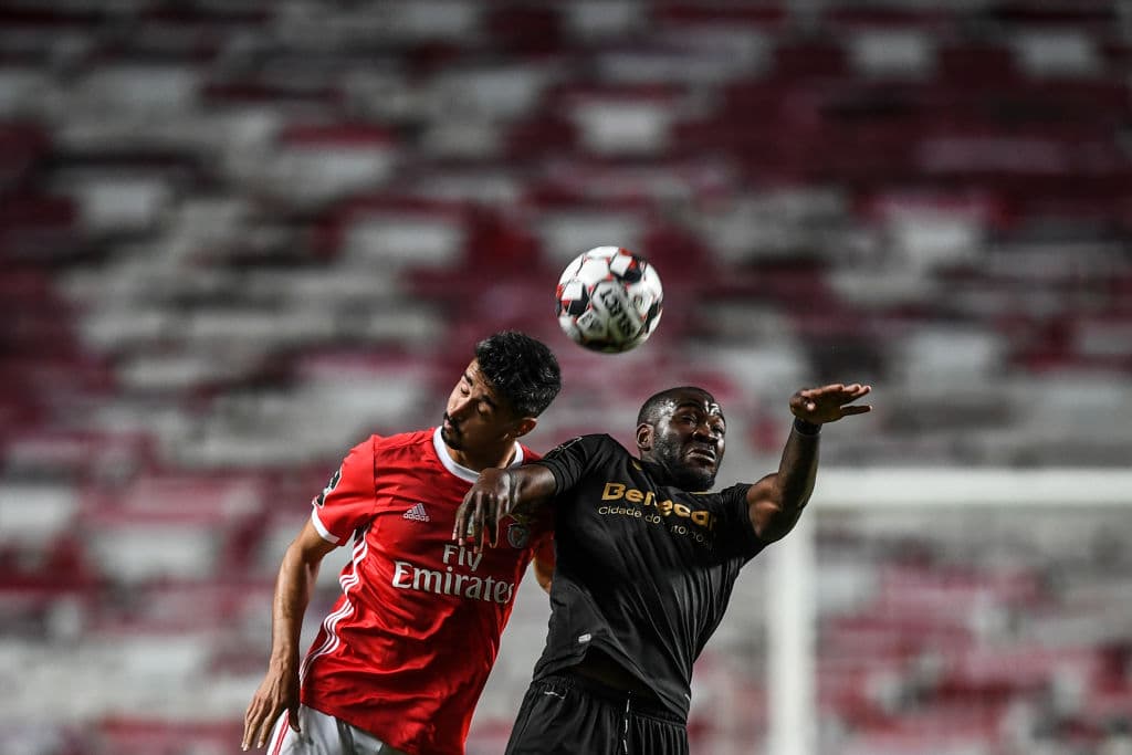 Benfica derrota 2-0 al Vitoria y prolonga la coronación del Porto por lo menos una jarnada más.