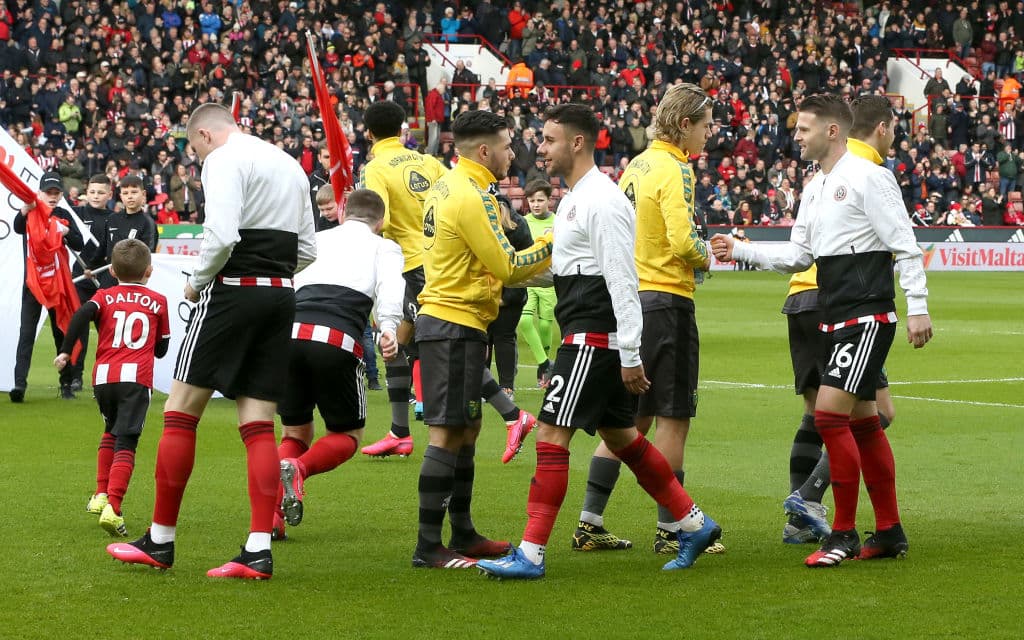 Con los codos, con los puños, de palabra, así fueron los saludos entre los jugadores del Norwich y el Sheffield United.